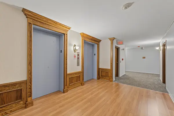 101 Old Oak DR #215, Buffalo Grove, IL 60089
