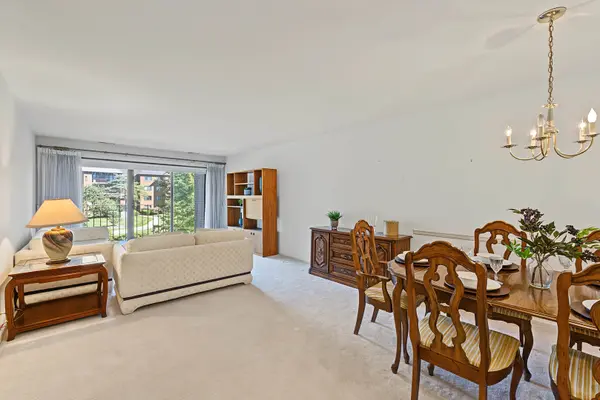 101 Old Oak DR #215, Buffalo Grove, IL 60089