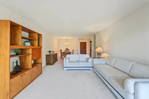 101 Old Oak DR #215, Buffalo Grove, IL 60089