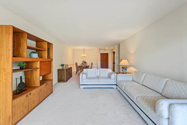 101 Old Oak DR #215, Buffalo Grove, IL 60089