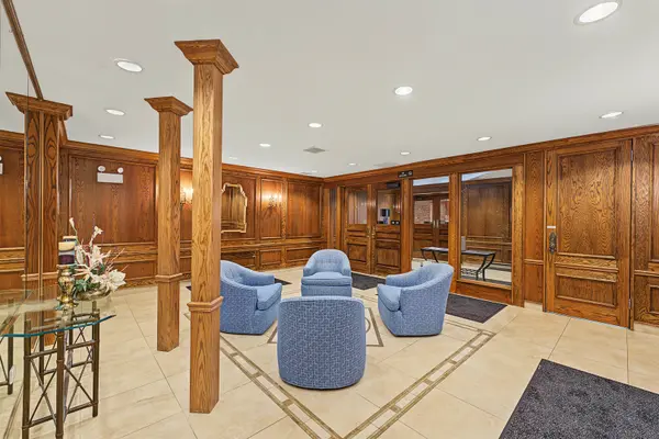 101 Old Oak DR #215, Buffalo Grove, IL 60089
