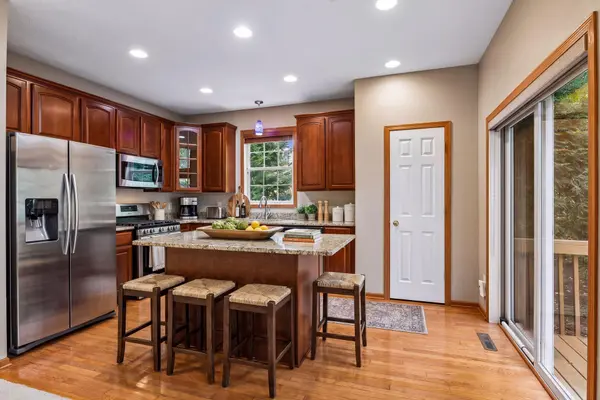 9370 Rath PL, Eden Prairie, MN 55347