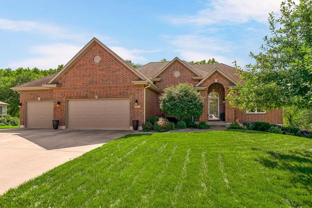 1714 SW 24th ST, Blue Springs, MO 64015
