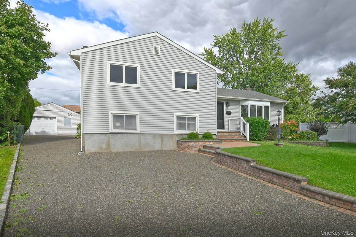 5 Robin CT, Bethpage, NY 11714