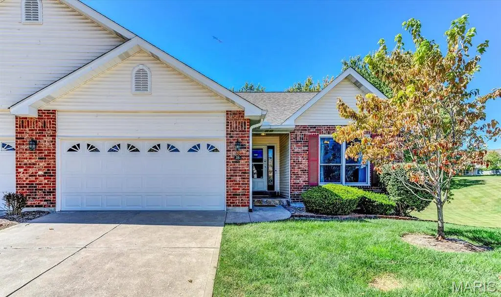 18 Country Bluff CT, St Charles, MO 63301