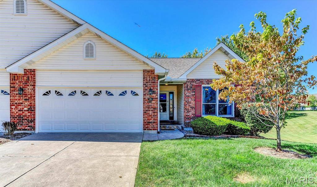18 Country Bluff CT, St Charles, MO 63301