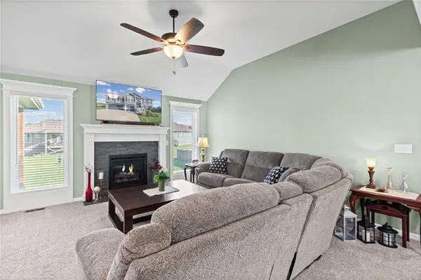 1704 Willow LN, Kearney, MO 64060