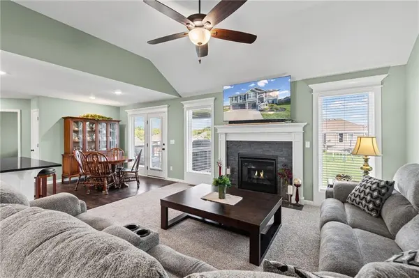 1704 Willow LN, Kearney, MO 64060