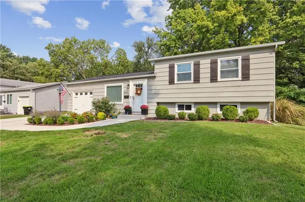 8906 W 99th TER, Overland Park, KS 66212