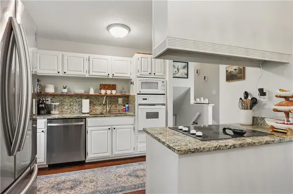 8906 W 99th TER, Overland Park, KS 66212