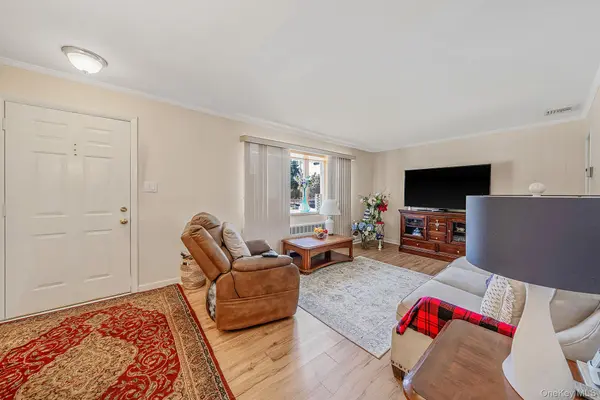 52 Eastlake AVE, Massapequa Park, NY 11762