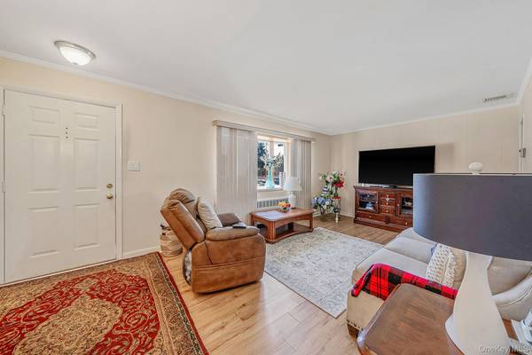 52 Eastlake AVE, Massapequa Park, NY 11762