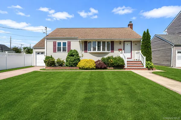 52 Eastlake AVE, Massapequa Park, NY 11762