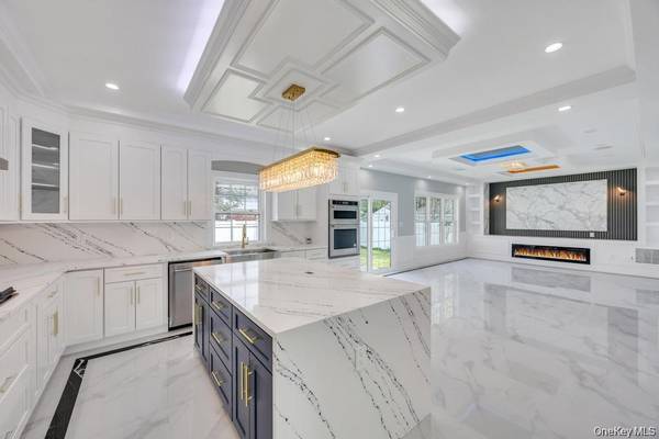 71 cedar ST, Hicksville, NY 11801