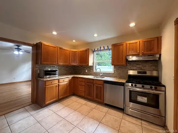 22 Cedar ST, Kings Park, NY 11754