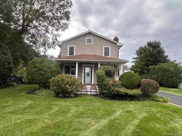 22 Cedar ST, Kings Park, NY 11754