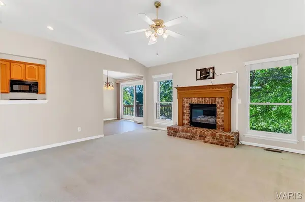 18 Country Bluff CT, St Charles, MO 63301