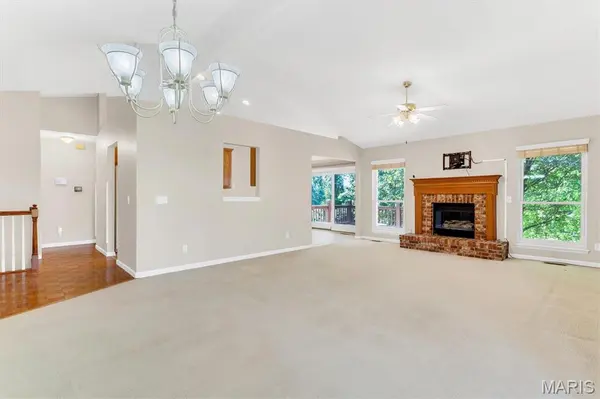 18 Country Bluff CT, St Charles, MO 63301