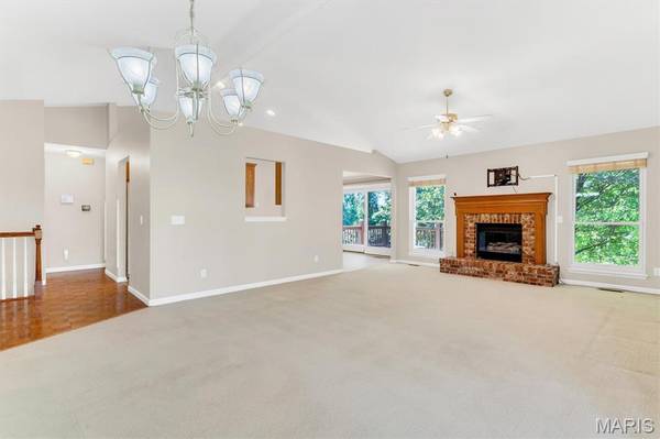 18 Country Bluff CT, St Charles, MO 63301