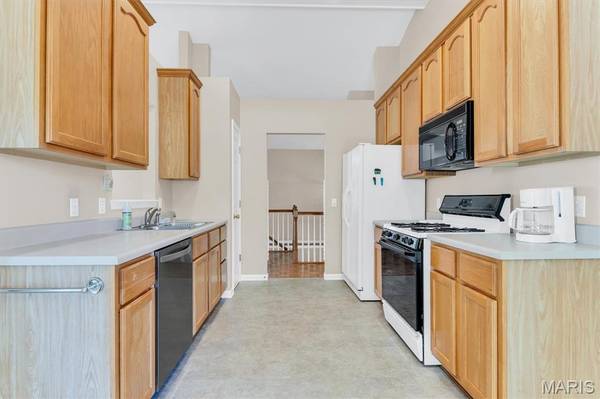 18 Country Bluff CT, St Charles, MO 63301