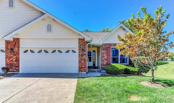 18 Country Bluff CT, St Charles, MO 63301