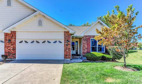 18 Country Bluff CT, St Charles, MO 63301