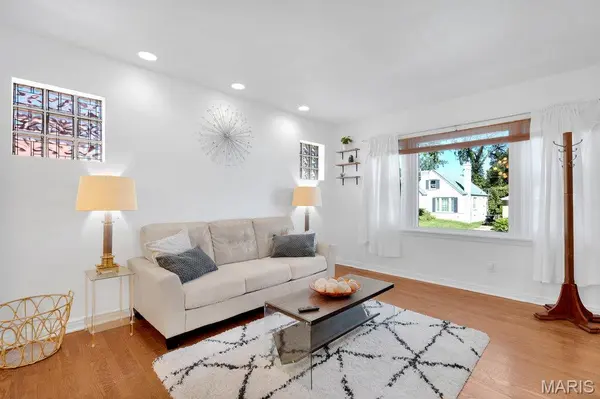 8400 Richard AVE, University City, MO 63132
