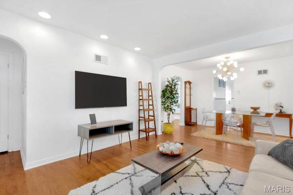 8400 Richard AVE, University City, MO 63132