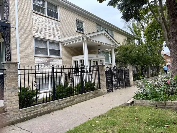 2538 W Arthur AVE #2, Chicago, IL 60645