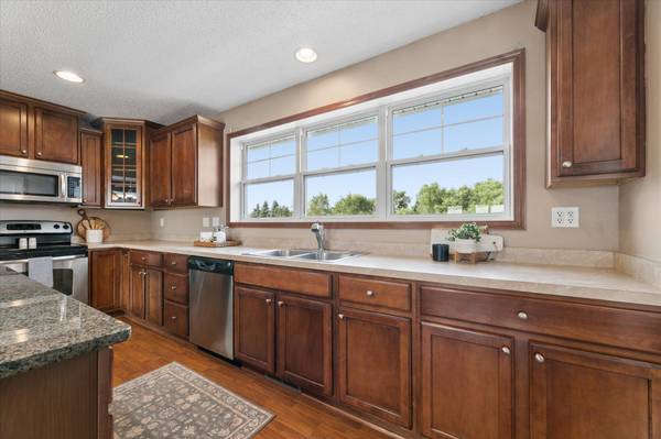 5013 Ross LN, Rockford, MN 55373