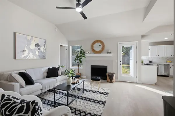 812 HONEYSUCKLE DR, Leander, TX 78641