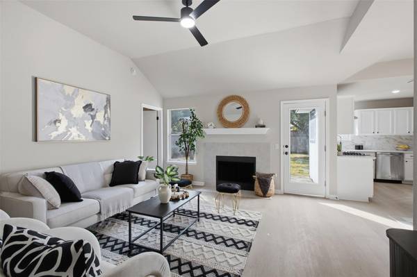 812 HONEYSUCKLE DR, Leander, TX 78641