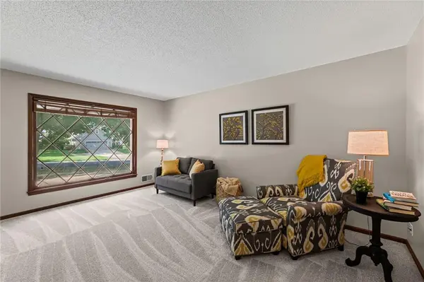 8905 Lamar AVE, Overland Park, KS 66207