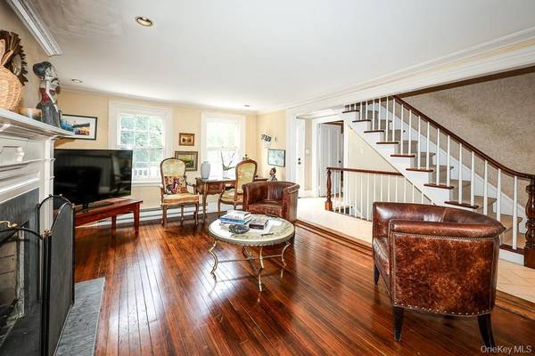 80 E Broadway, Roslyn, NY 11576