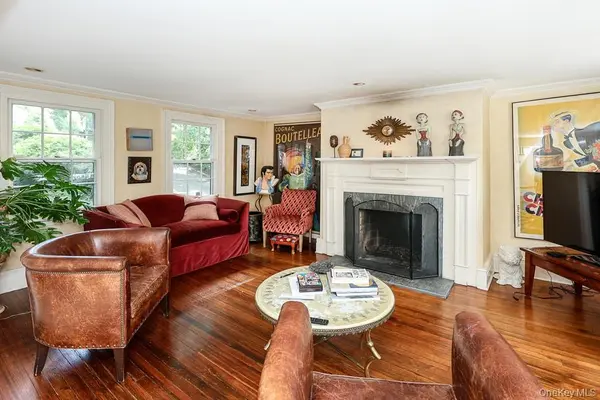 80 E Broadway, Roslyn, NY 11576