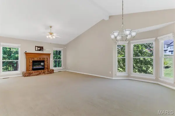 18 Country Bluff CT, St Charles, MO 63301