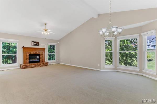 18 Country Bluff CT, St Charles, MO 63301