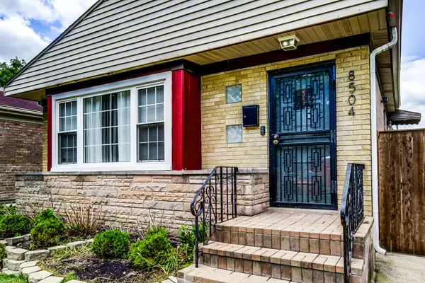 8504 S Calumet AVE, Chicago, IL 60619