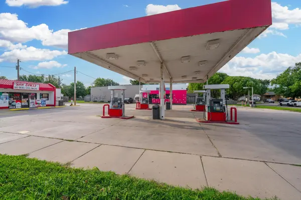 1203 E Pawnee St, Wichita, KS 67211