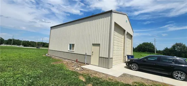1494 N 989 RD, Lawrence, KS 66046