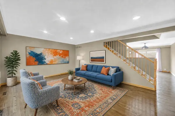 662 Carriage Hill DR, Glenview, IL 60025