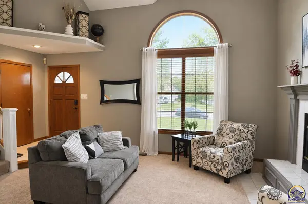 6601 SW Hamptonshire LN, Topeka, KS 66614