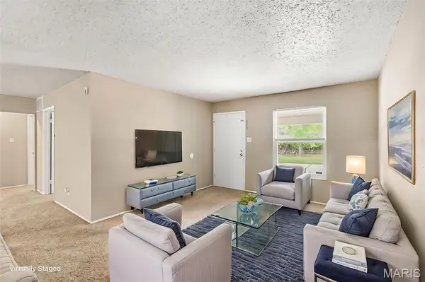 6720 Foxbend CT, Florissant, MO 63033