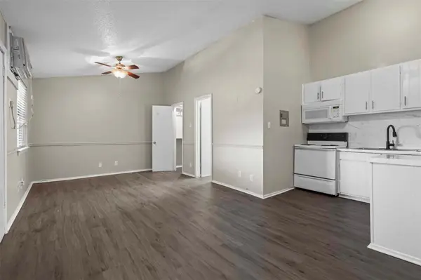 1300 Parker LN #111, Austin, TX 78741