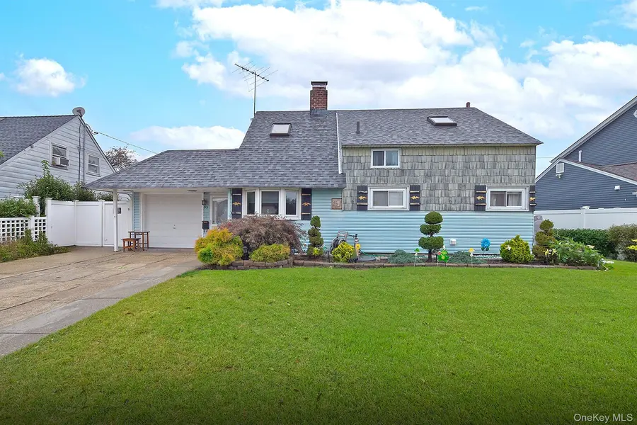 93 Abbey LN, Levittown, NY 11756