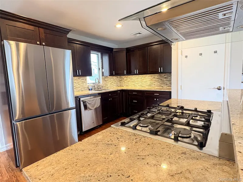 32 Garnet LN, Plainview, NY 11803