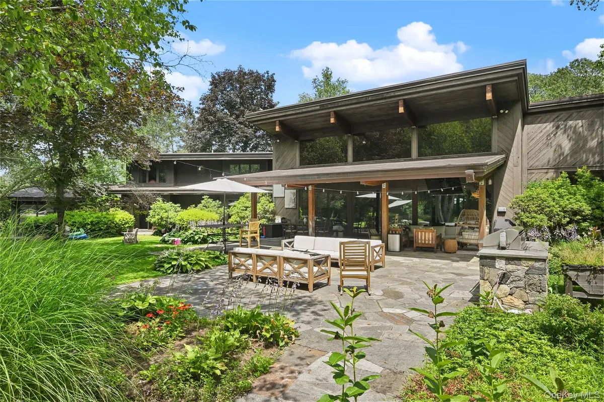 37 Sarles ST, Armonk, NY 10504