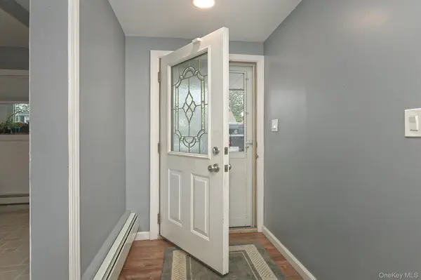 93 Abbey LN, Levittown, NY 11756