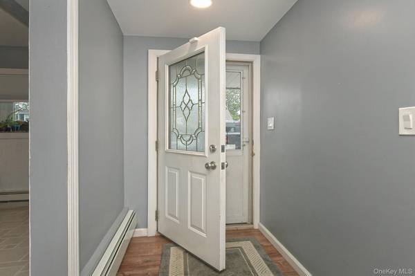 93 Abbey LN, Levittown, NY 11756
