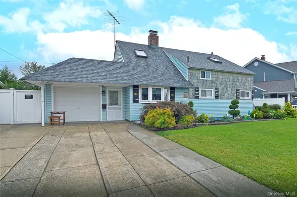 93 Abbey LN, Levittown, NY 11756